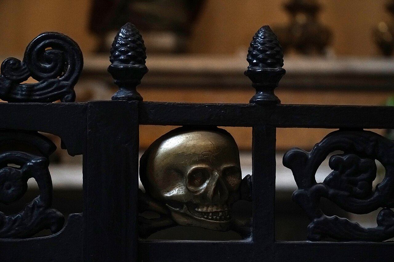 Un teschio di bronzo in una recinzione di Santa Maria delle Anime del Purgatorio ad Arco, la chiesa napoletana del culto delle anime.